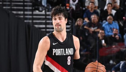 霍勒迪30+6阿夫迪亚28+11+8 开拓者客场战胜快船