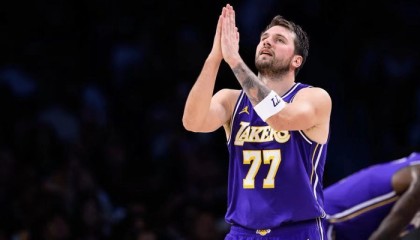 最惨烈的MVP之争？4人都具备获奖资格！场均33+8+8进不了前三|东契奇|约基奇|亚历山大|文班|雷霆_新浪体育_新浪新闻